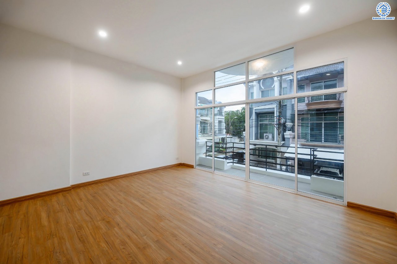 บ้านมือสองตกแต่งใหม่ ทาวน์โฮม 3 ชั้น โครงการ พรีเมี่ยมเพลส รามอินทรา เนื้อที่ 21.2 ตร.ว. ฟังก์ชัน 3 ห้องนอน 4 ห้องน้ำ 2 ที่จอดรถ ทำเลใจกลางเมือง เชื่อมต่อทั้ง ถ.ประเสริฐมนูญกิจ, ถ.ลาดพร้าว, ถ.รามอินทรา ใกล้ทางด่วน "รามอินทรา" และรถไฟฟ้าสายสีชมพู "สถานีมัยลาภ"